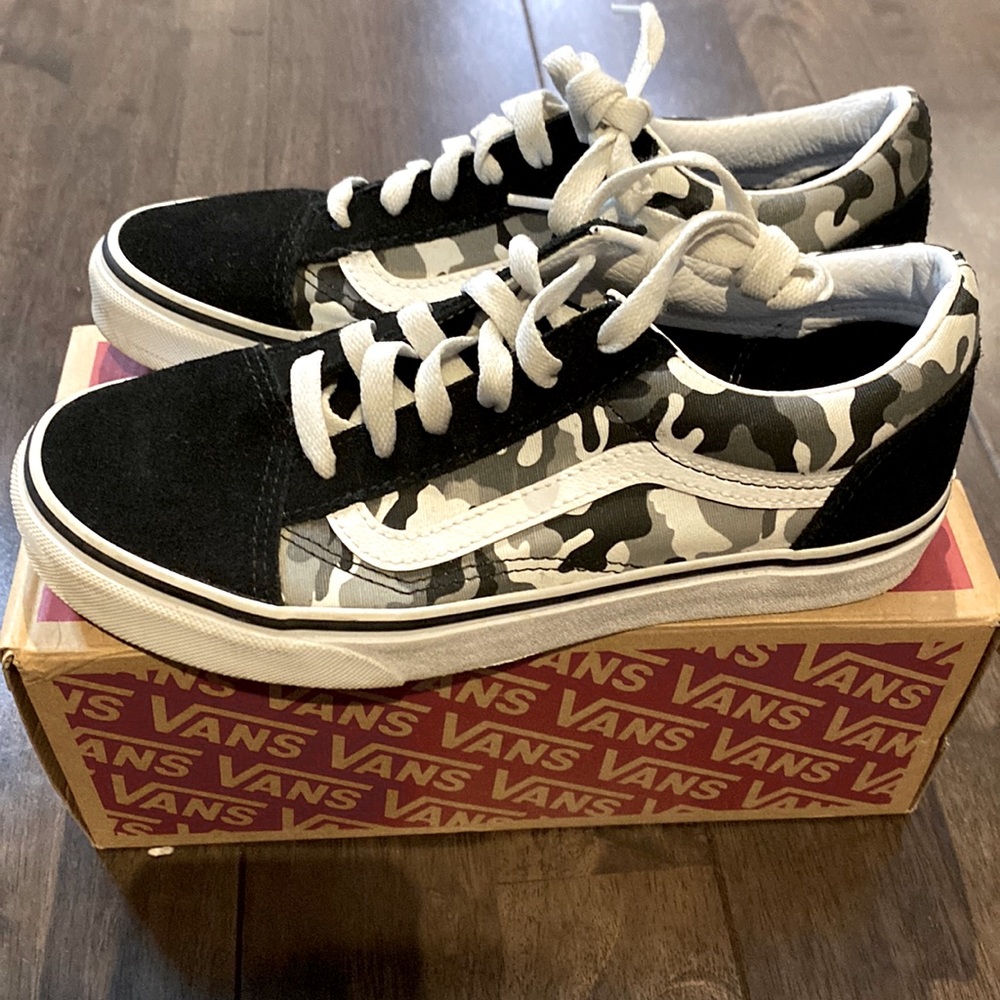 Vans Old Skool Primary Camo/ Black/ White Size 5.0 Boys Gently Used.